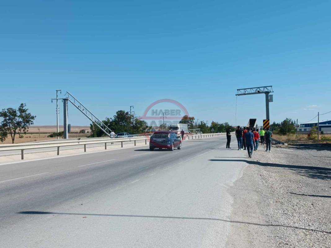 Konya’daki bir yolda TIR, hız ihlal tespit kameralarını kırdı 4